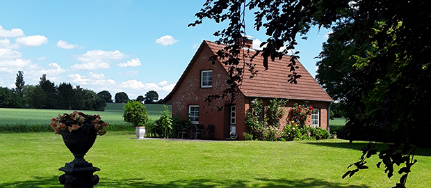 Ferienhaus Wischhof Walksfelde - Altes Backhaus im Frühling im Sonnenuntergang